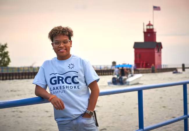 Student in Holland by the lighthouse