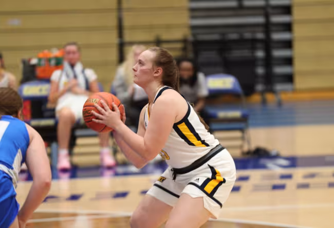 Allison Kellogg preparing to take a shot.