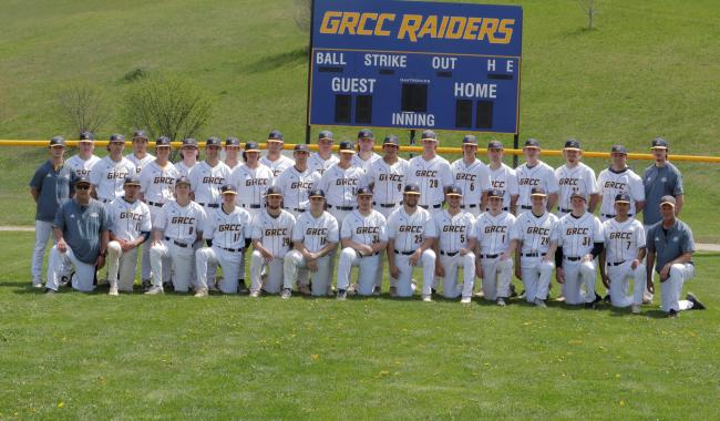 Photo of the GRCC baseball team at Belknap Park.