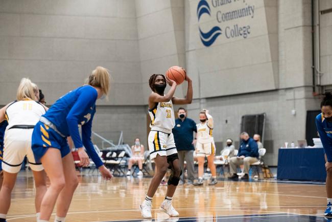 Jayla Bibbs shooting a free throw.