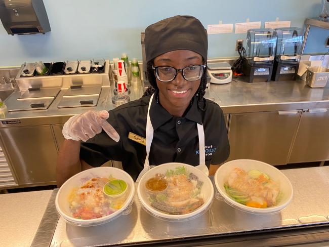 A Secchia Institute students points out healthier options in Foodology.