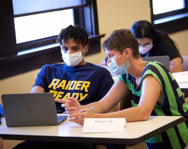 A tutor working with a Bridges to College student.