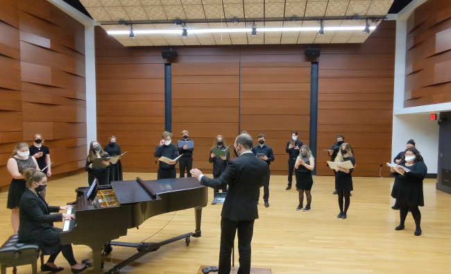 GRCC Concert Choir performing.