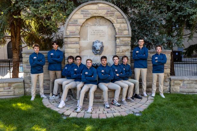 The GRCC golf team posing with the iconic lion fountain. 