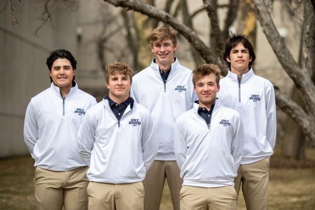 GRCC golfers posing for a team photo.