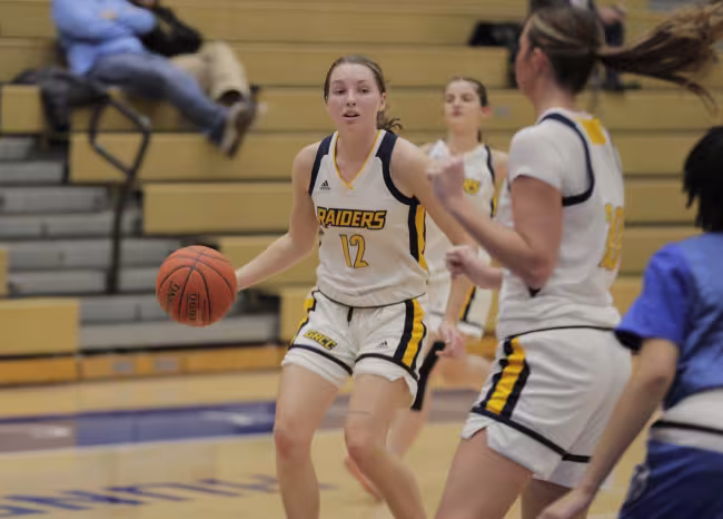 Grace Lodes dribbling the ball.