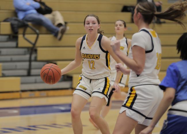 Grace Lodes dribbling the ball.