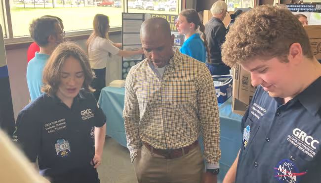 Launch U students pitchign their project to astronaut Victor Clover.
