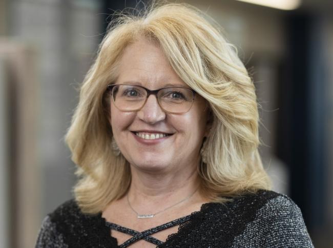 Portrait of Linda DeVries.