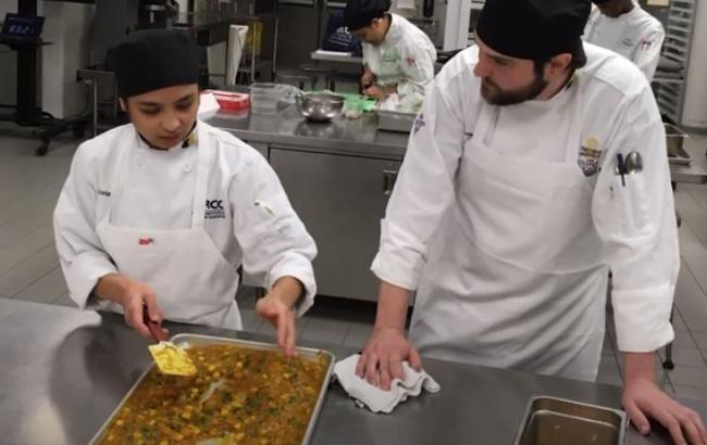 Victoria Uy and Thomas Brown working in their meal for the NASA competition.