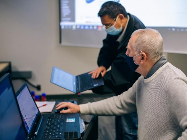 Svetoslav Pavlov working with a student.