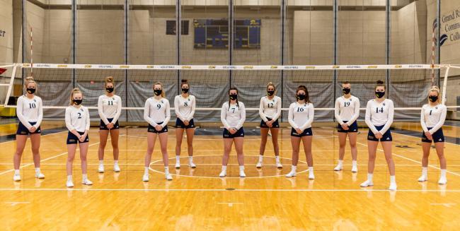Volleyball team wearing masks. 