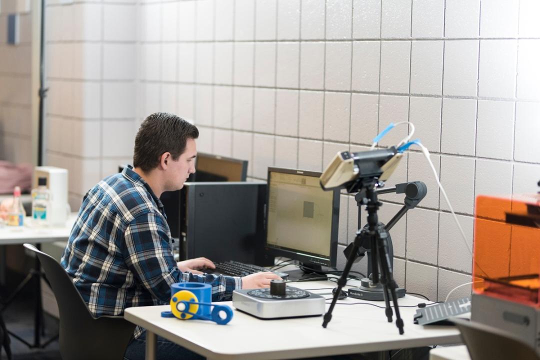 Student working in the Makers Lab