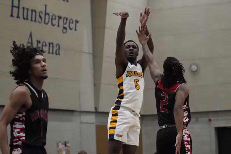 Marshaun Flakes shoots a basket during a GRCC game.
