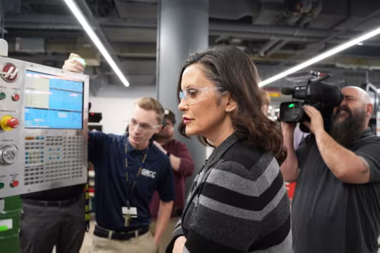 Governor Whitmer tours the machine tool lab at GRCC.