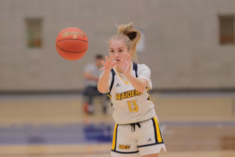 Mariana Zaragoza passing the ball.