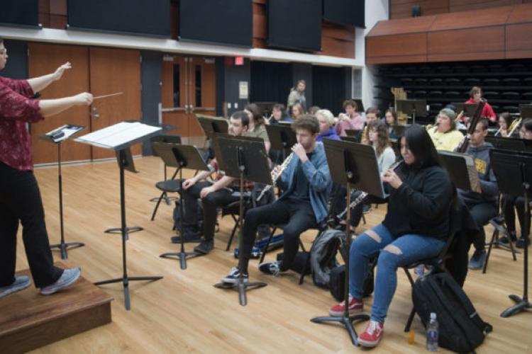 Professor Shannon Shaker conducting music students.