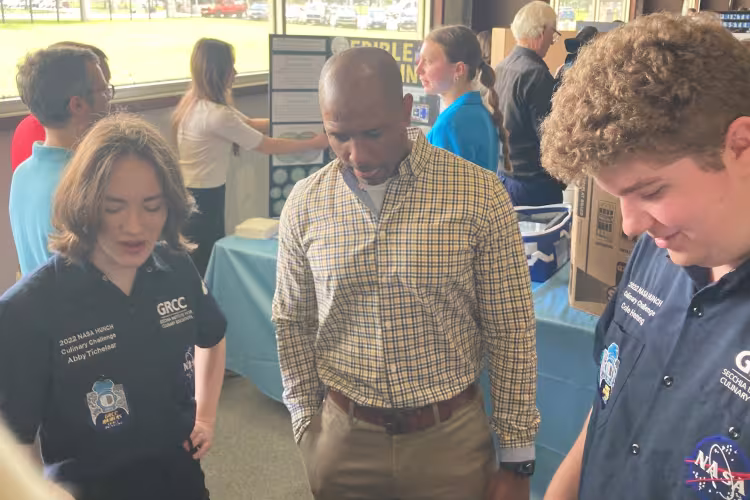 Launch U students pitchign their project to astronaut Victor Clover.