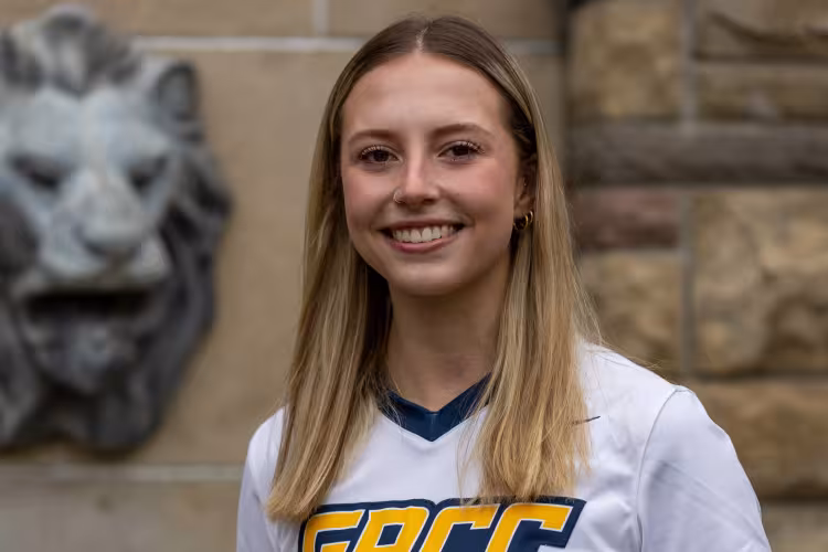 Portrait of Izzy Regner.