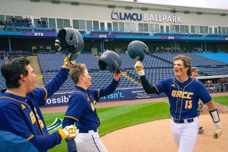 Players celebrate a Max Varon home run.