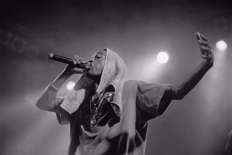 Photo of Rakim performing.
