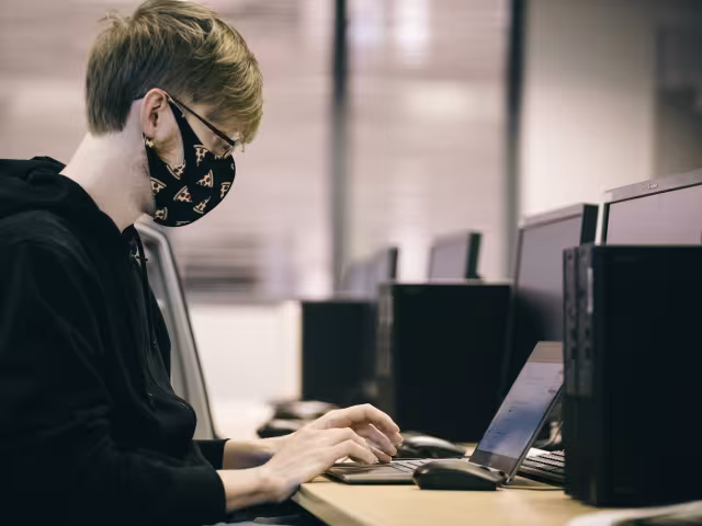 Student typing in an Intro to Computers class.