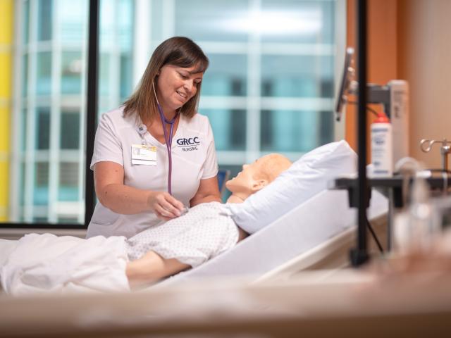 Nursing student working in the sim lab